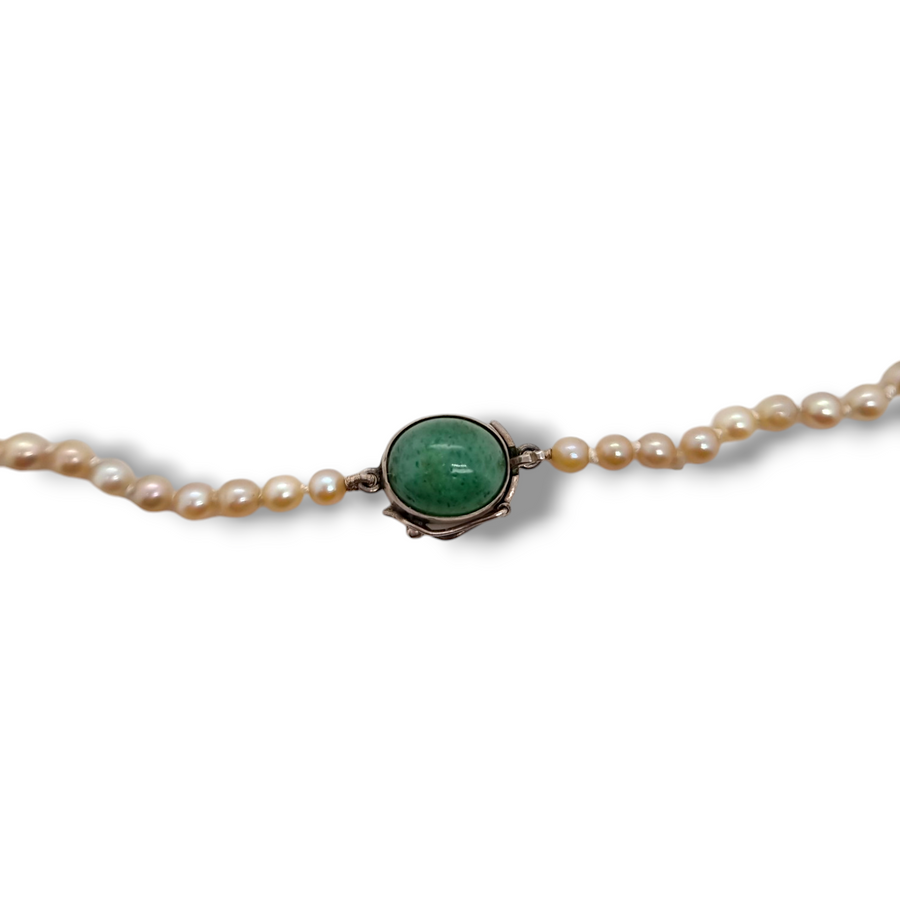 Grad Pearl Necklace Green Stone Clasp